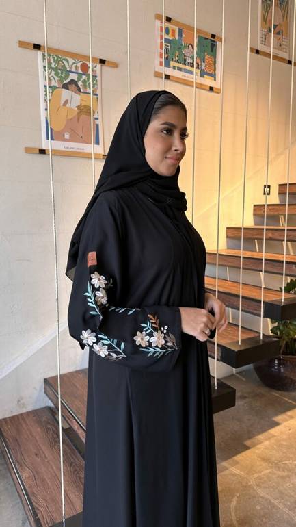 عباية ساترة بتطريز فخم من الكم