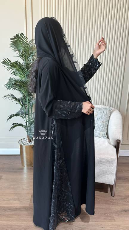 عباية عملية من قماش الكريب والأورجانزا المطرز للعيد
