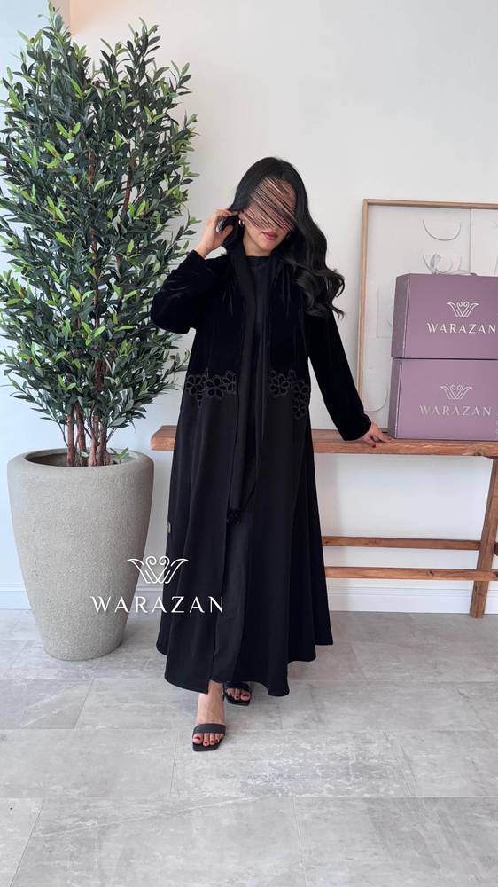 عباية مخمل بتطريز 