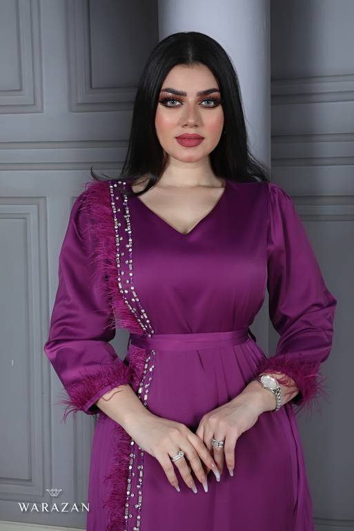 فستان قماش ملكي بتطريز وأكمام طويلة