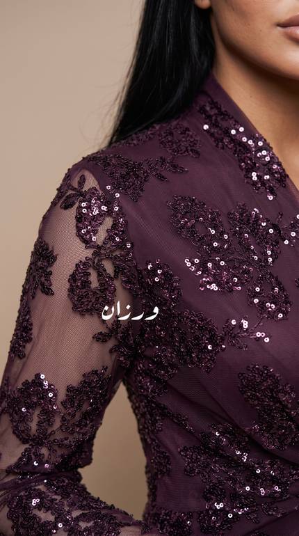 فستان سهرة فاخر مزين بالدانتيل الناعم