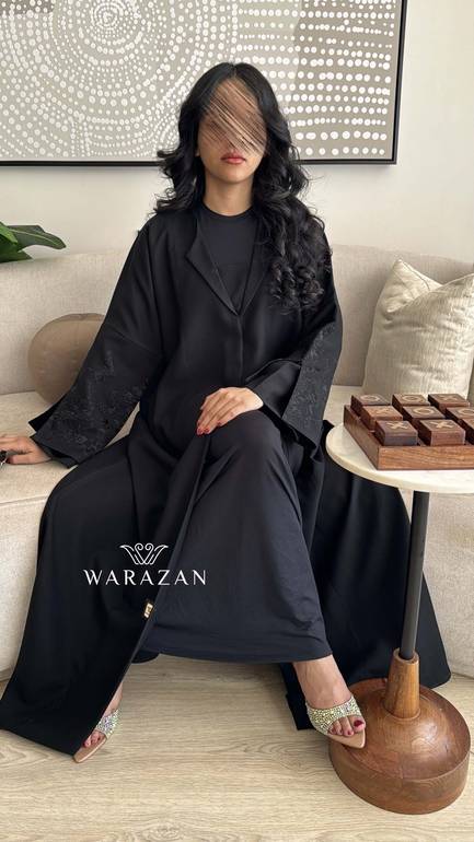 عباية سوداء رسمية مطرزة بالكم 
