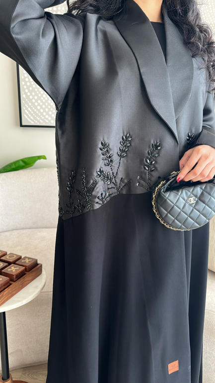عباية رسمية  للعيد مطرزة من قماش الكريب والنيوبرين