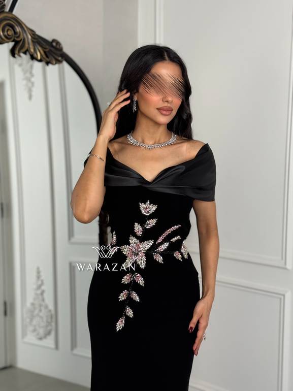 فستان سهرة مخمل أسود بكتف واسع وتطريز زهري 