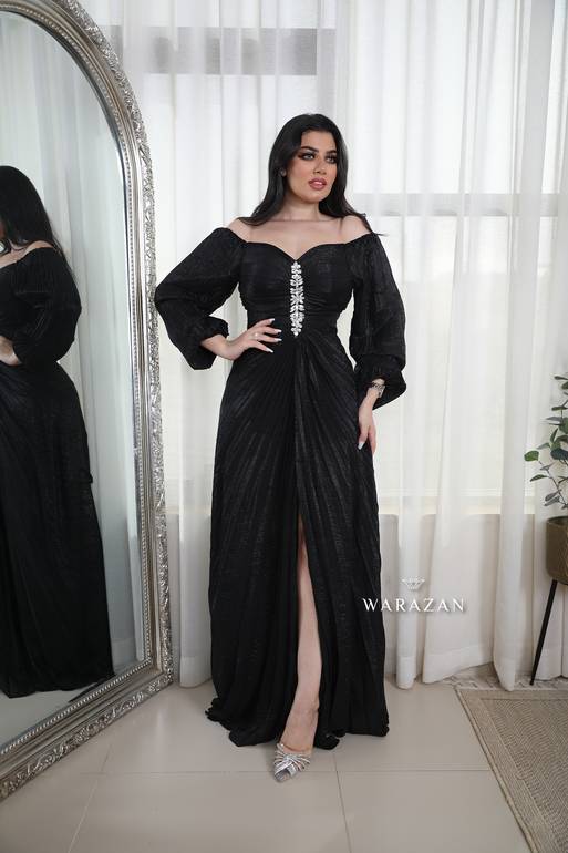فستان سهرة بكسرات وخرز من الأمام