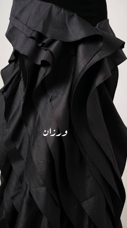 فستان سهرة أسود أوف شولدر بتصميم أنيق 