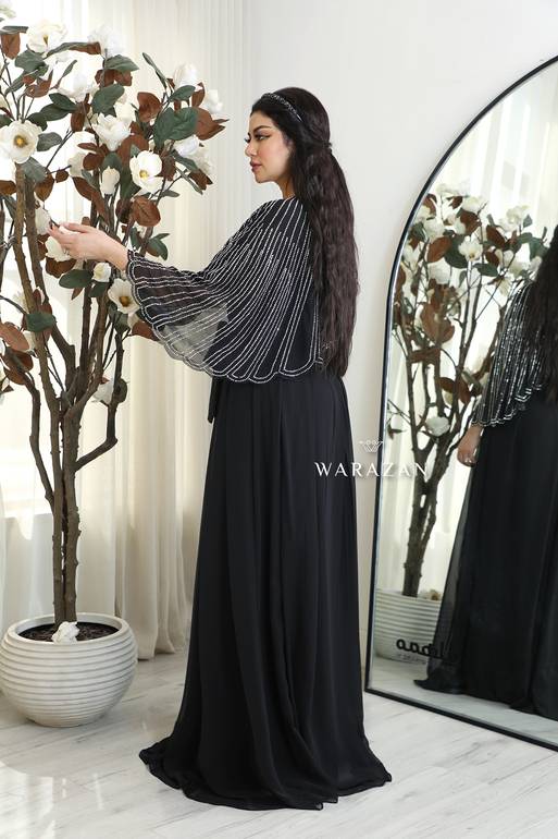 فستان سهرة ناعم بقصة أكمام مميزة 