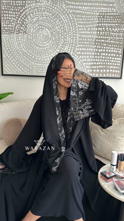 عباية سوداء بأكمام بف مع تدخيلة تل
