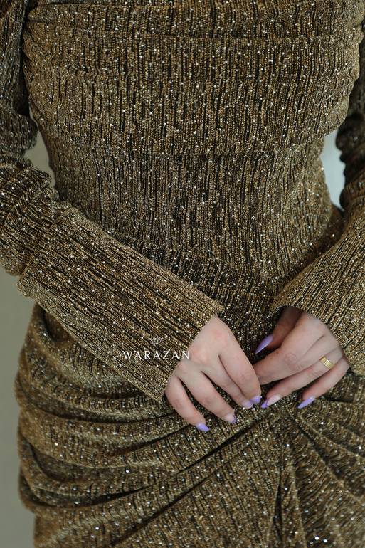 فستان سهرة ناعم بقصة من الخصر وبأكمام طويلة