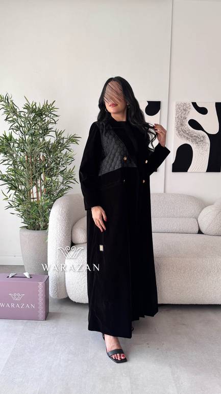 عباية مخمل واقف مع تفته
