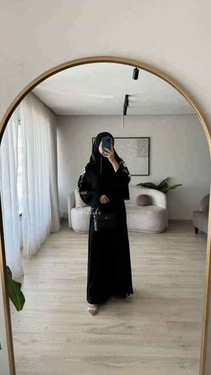 عباية قماش كريب ملكي تطريز يدوي