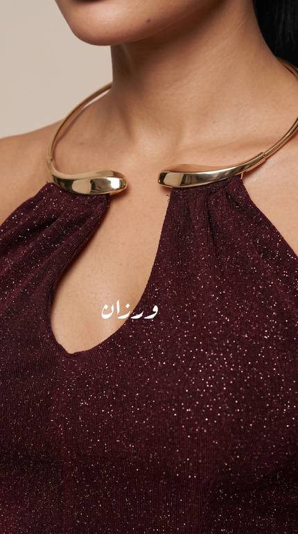 فستان ناعم خمري برقبة هالتر وقصة ضيقة 
