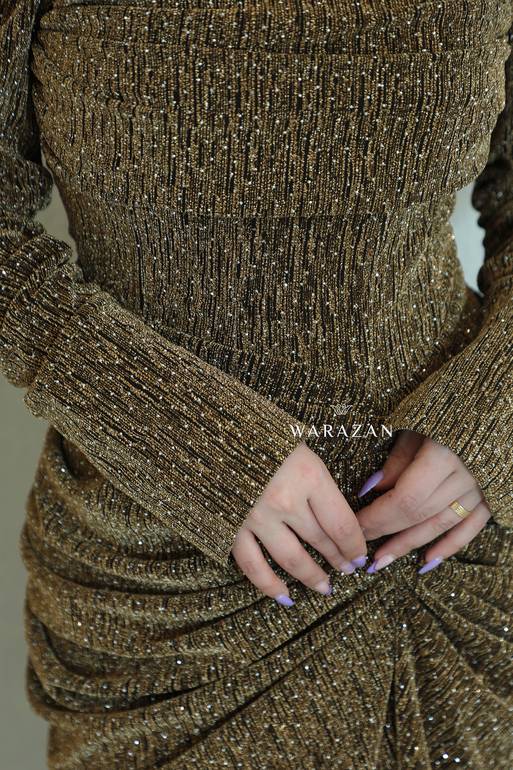 فستان سهرة ناعم بقصة من الخصر وبأكمام طويلة