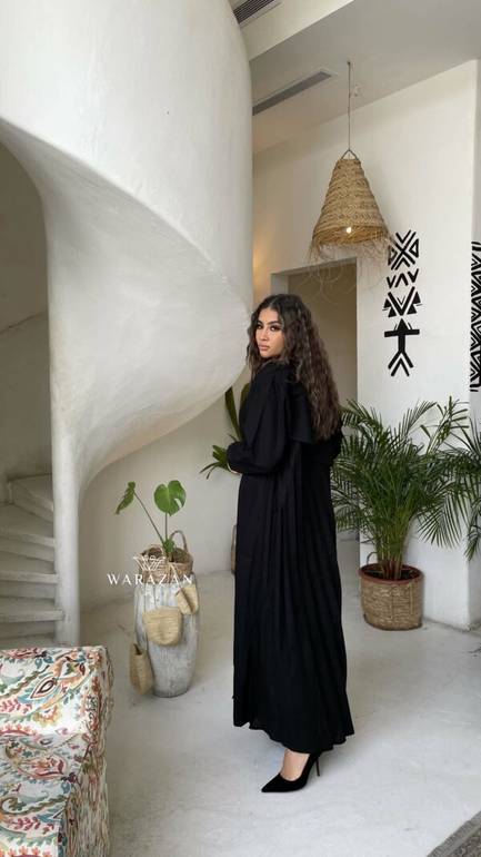 عباية عملية بكسرات من الخلف للخروجات الرسمية