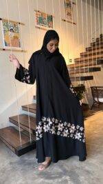 عباية انيقة ومطرزة