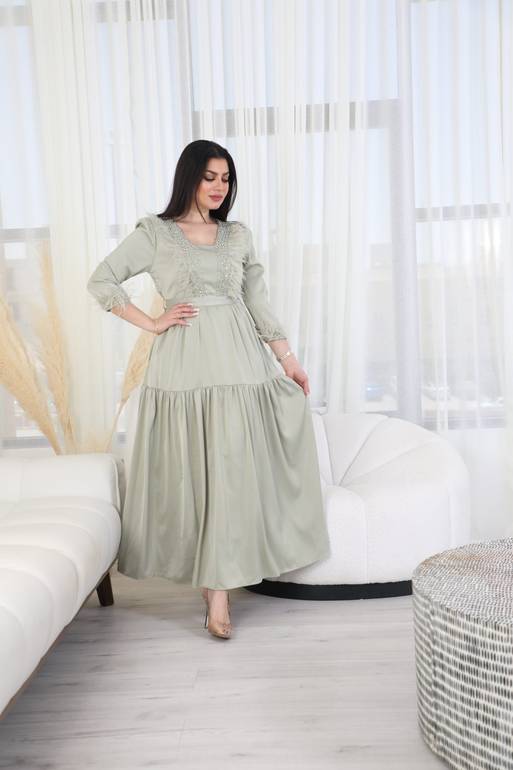 فستان أنيق بريش من الصدر