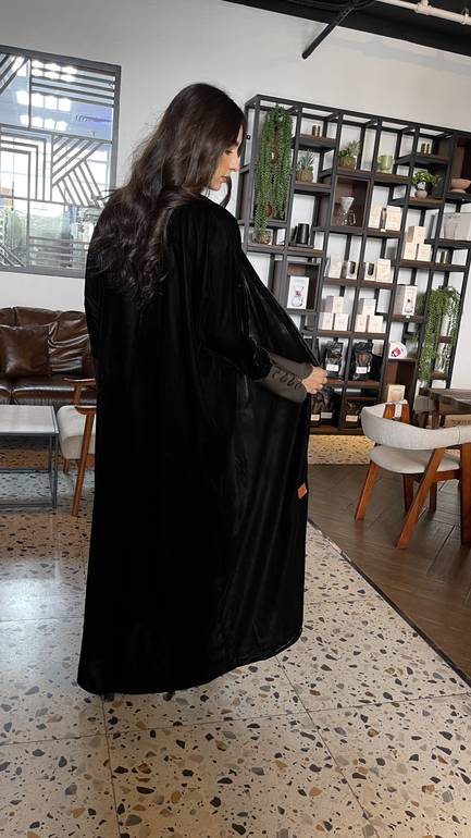 عباية شتوية مخمل مع أكمام رمادي مزينة بأزرار