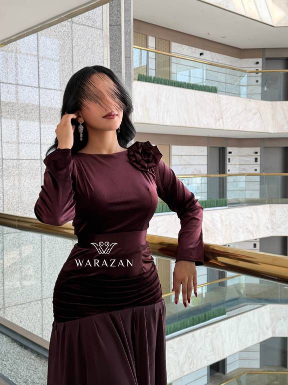 فستان مخمل بتدخيلة ورد من الكتف 
