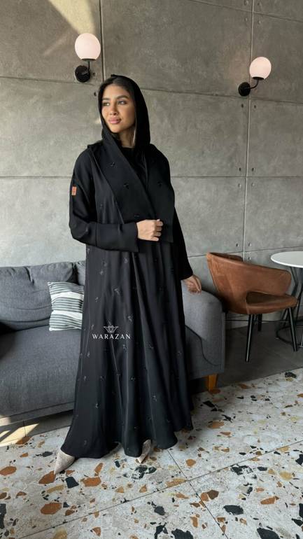 عباية ساتره بتطريز اسود و باكمام ازارير