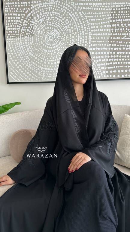 عباية سوداء مشجرة من الكم بلونين