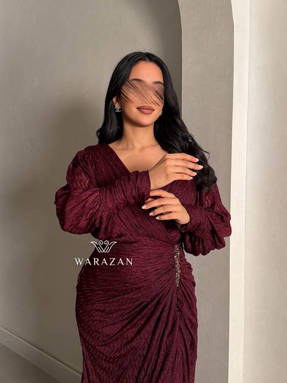 فستان بلمعه وبكرستال من الخصر 