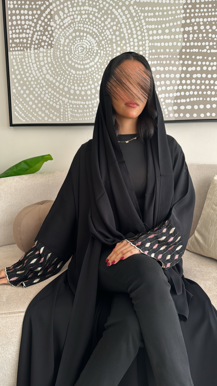 عباية سوداء للعيد بكم مشجر عملية ورسمية لأيام الدوام