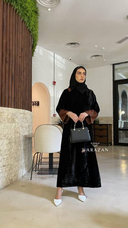 عباية شتوية مخمل بأساور كريب بني