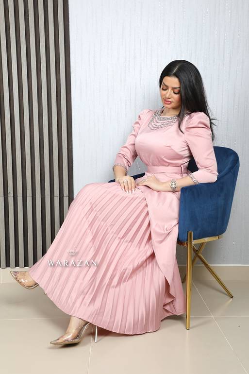فستان سهرة طويل وناعم كسرات من الأمام