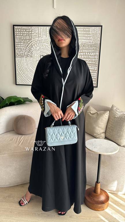 عباية سوداء بتطريز يدوي
