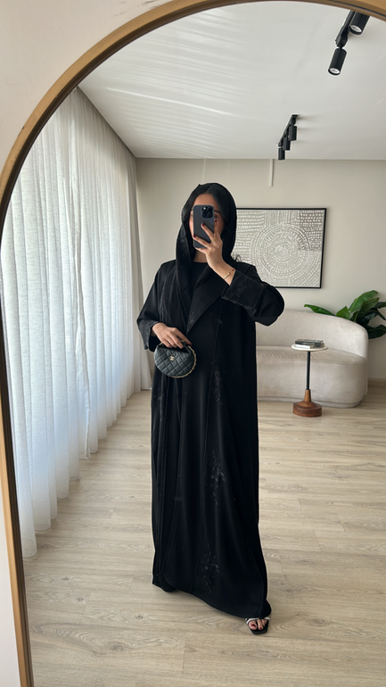 عباية سوداء مشجرة وناعمة