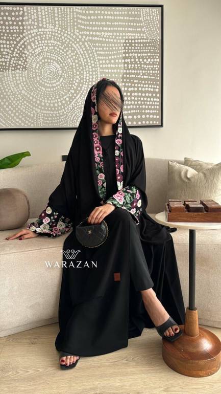 عباية سوداء بأكمام مشجرة