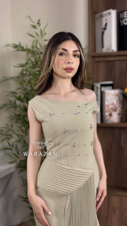 فستان ناعم بكسرات و كرستال 