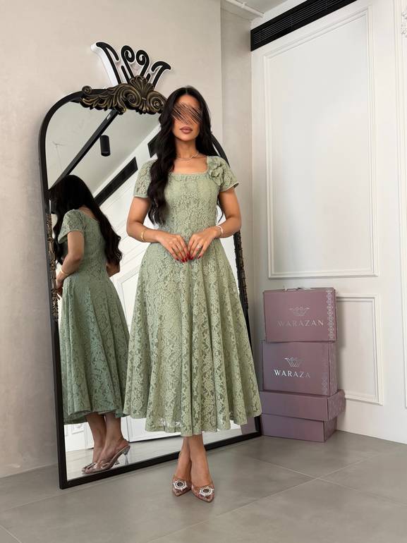فستان انيق بدانتيل و وردة من الكتف 