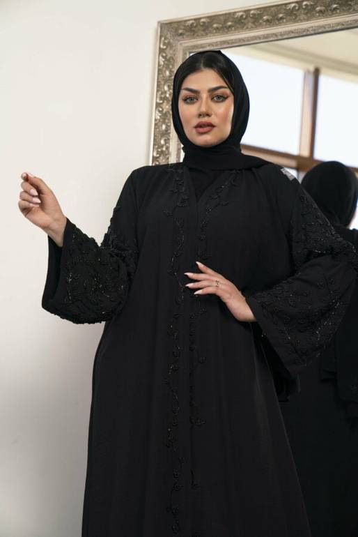 عباية أسود بتطريز ملكي
