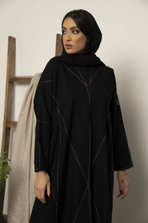 عباية بتصميم أنيق وبسيط 