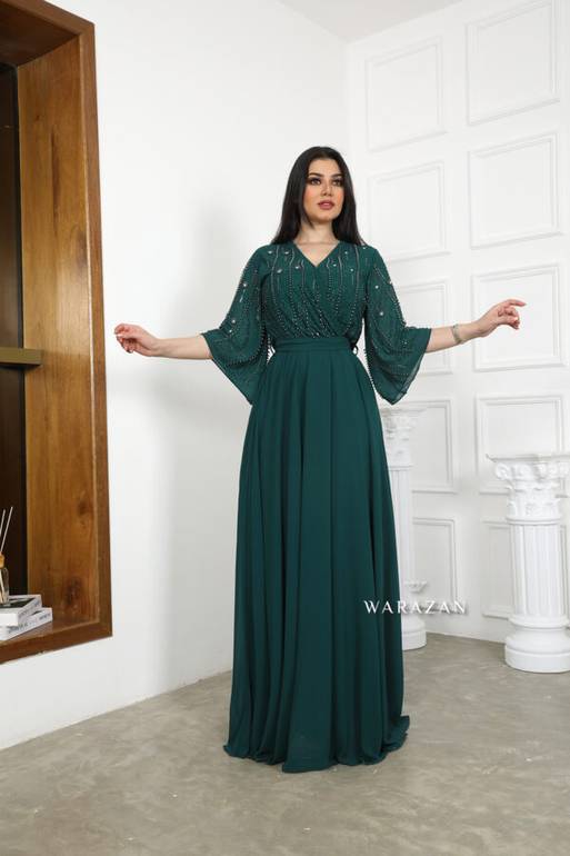 فستان سهرة ساتر بتطريز شك من الأعلى