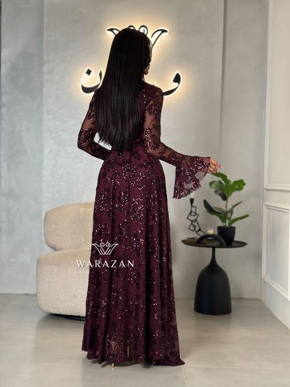 فستان سهرة فاخر مزين بالدانتيل الناعم