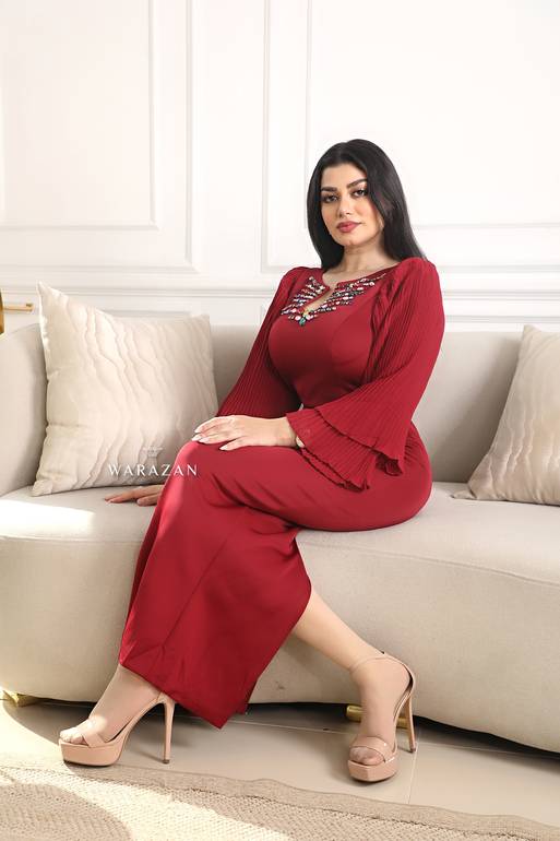 فستان سهرة طويل وناعم ماسك بقصة أكمام