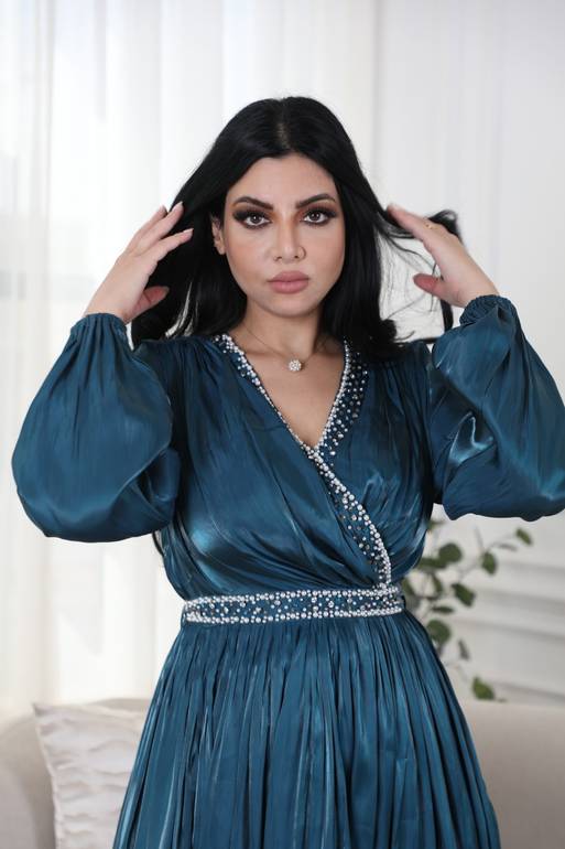 فستان ناعم مميز بالوانه
