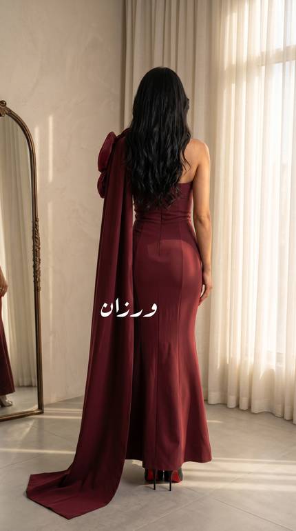 فستان سهرة خمري بوردة كتف فاخرة وكيب انسيابي