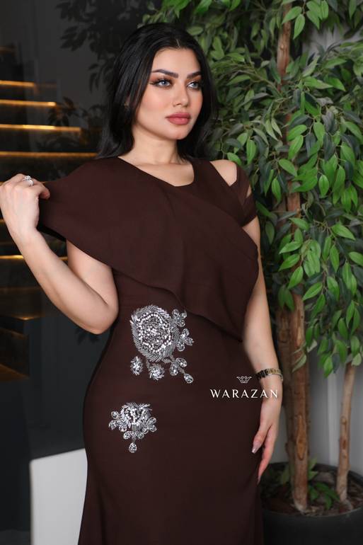 فستان سهرة ناعم مع كلفة 