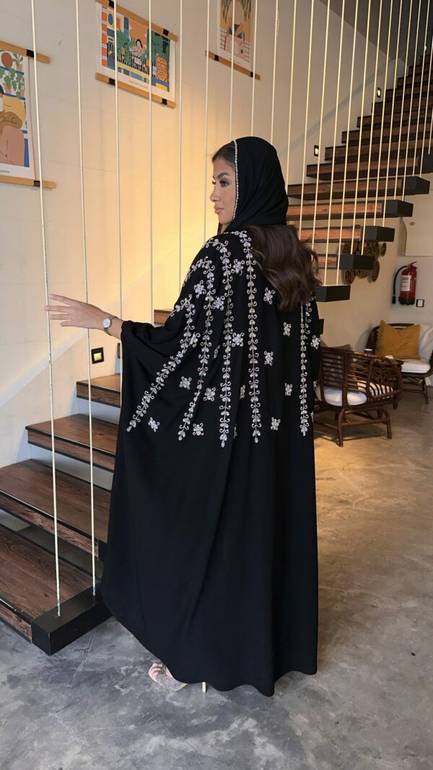 عباية قطري كريب ملكي مطرزة وفخمة للمناسبات
