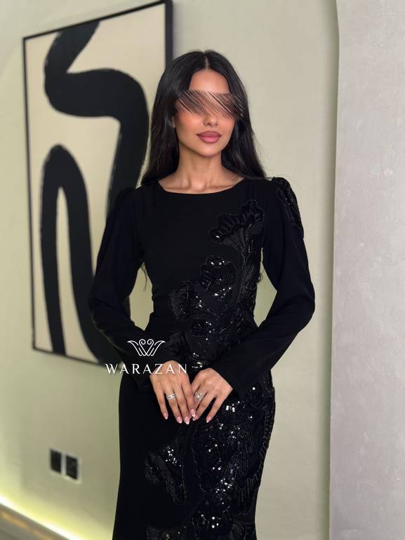فستان سهرة أسود بتطريز فاخر بأكمام طويلة