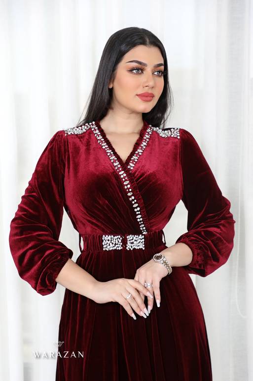 فستان مخمل بتطريز خرز