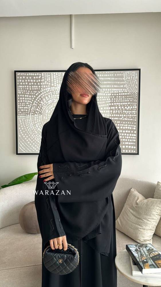عباية سوداء أنيقة مطرزة من الكم