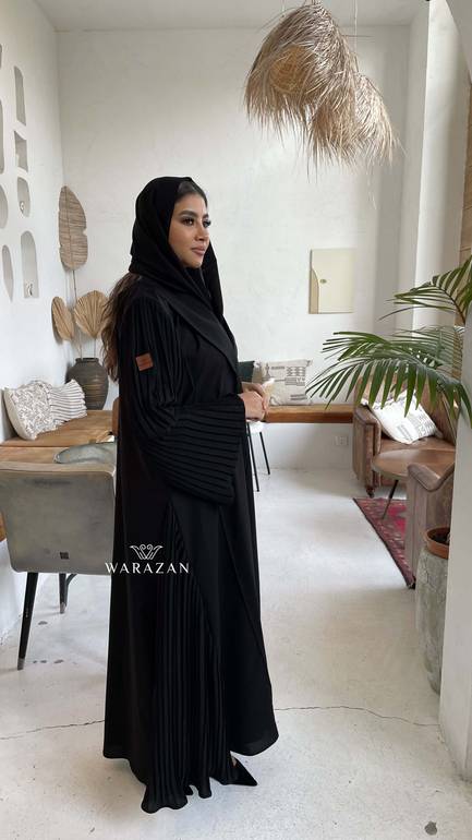 عباية رسمية للدوام بكسرات من الكم والجنب من قماش نيوكريب