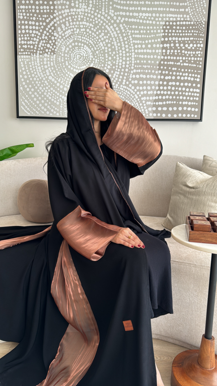 عباية سوداء بأكمام ملونة وكسرات من الجنب