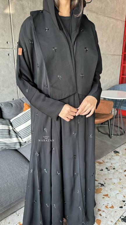 عباية ساتره بتطريز اسود و باكمام ازارير