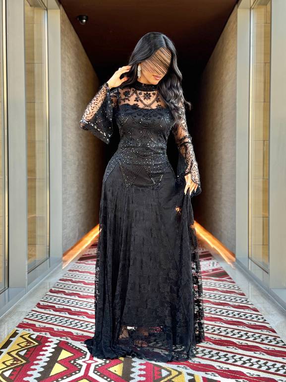 فستان سهرة ملكي بتفاصيل دانتيل فاخرة