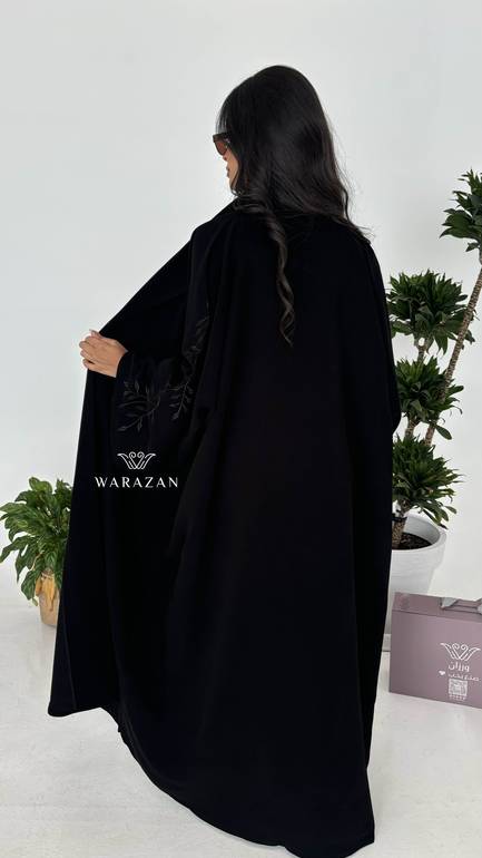 عباية انيقة بتطريز اسود 